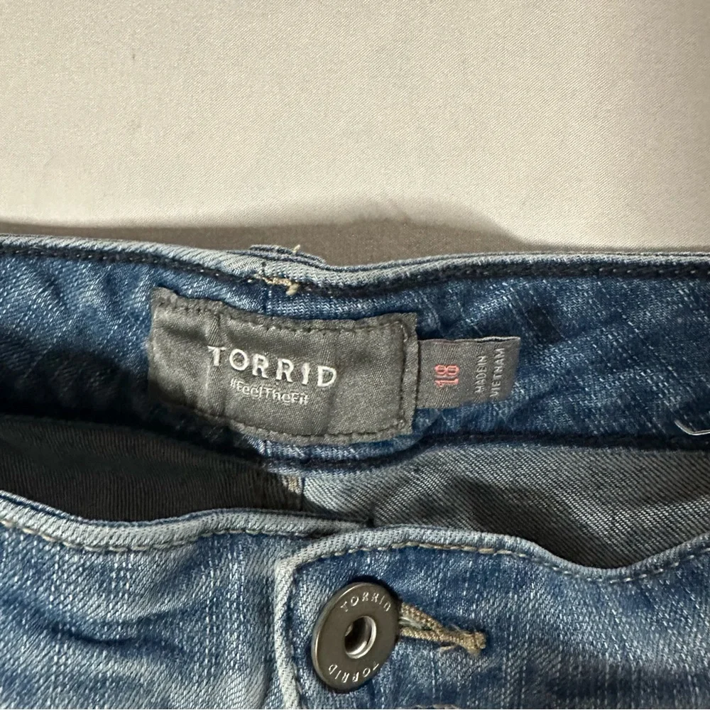 Torrid Mid-Rise shortie Medium Wash Distressed Denim Shorts - Size 18
